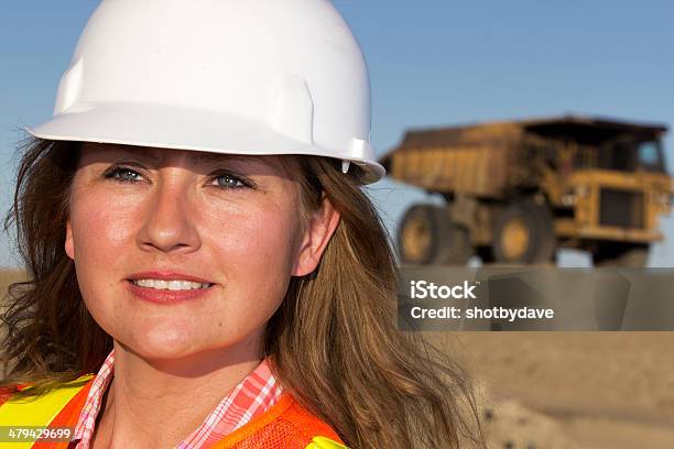 女性作業員およびダンプカー - 女性のストックフォトや画像を多数ご用意 - 女性, 女性のみ, 鉱山労働者
