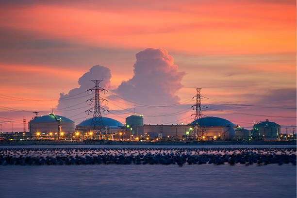 sector petroquímico en el cielo al atardecer colorido - storage tank silo chemical factory fotografías e imágenes de stock