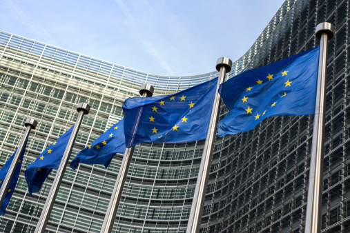 Banderas de la Unión Europea frente al edificio (Europa Berlaymont photo