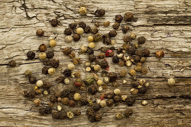 monte de diferentes sobre fundo de madeira velha de pimenta - ayurveda spice india chili pepper - fotografias e filmes do acervo