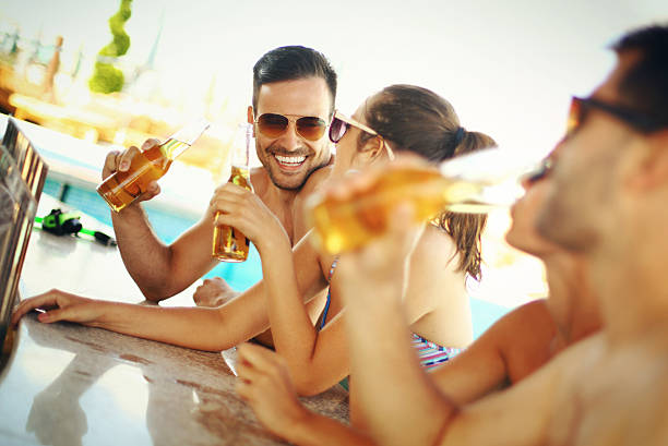 gruppo di amici che si diverte in spiaggia bar. - beer bar counter bar drink foto e immagini stock