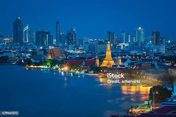 วัดอรุณราชวรารามยามพลบค่ํา กรุงเทพ วัดประเทศไทย ภาพสต็อก - ดาวน์โหลดรูปภาพตอนนี้ - 2015, Asian and Indian Ethnicities, กรุงเทพมหานคร