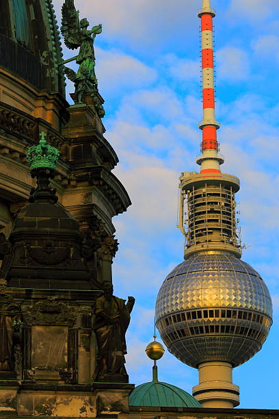 gros plan de la cathédrale et la tour de télévision de berlin fernsehturm, en allemagne - religious mark photos photos et images de collection