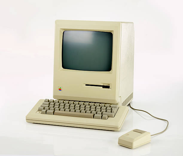 apple macintosh 128 k desde 1984, el vintage imac - computer mouse computer white copy space fotografías e imágenes de stock