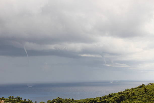 waterspout - cumuliform photos et images de collection