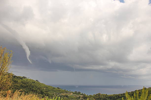 waterspout - cumuliform photos et images de collection