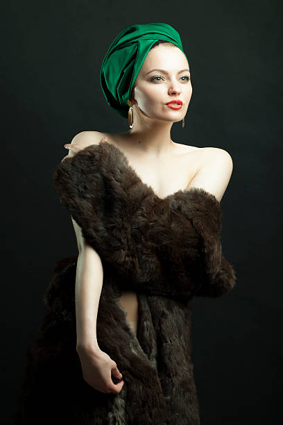 hermosa mujer abrigo de piel - russian culture fashion model hat sensuality fotografías e imágenes de stock