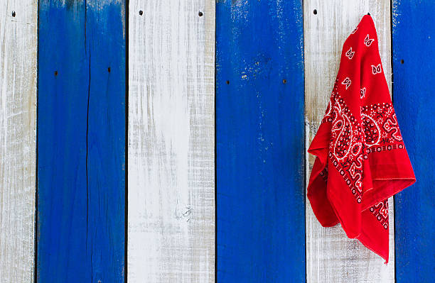 rosso bandana appendere su sfondo in legno - west old house decor foto e immagini stock