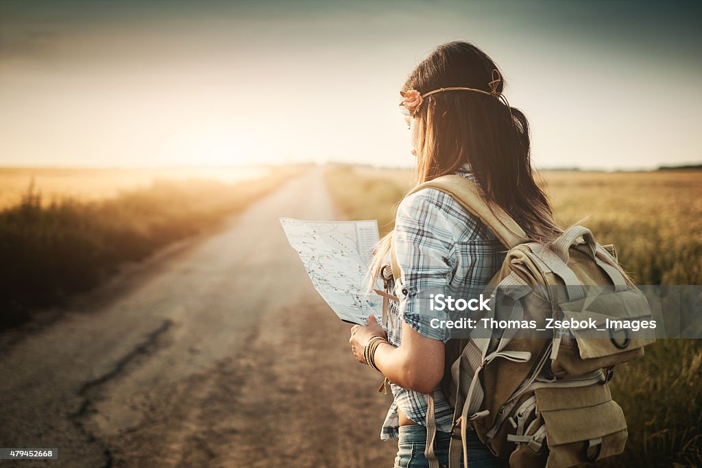 Attraktive Rucksacktourist Mädchen, die Karte - Lizenzfrei Rucksacktourist Stock-Foto