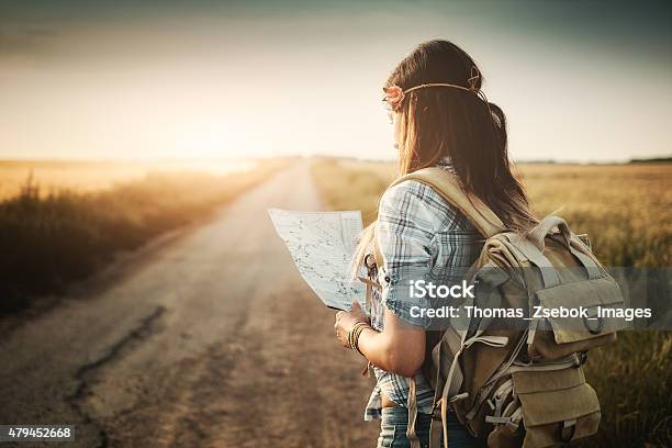 Attraktive Rucksacktourist Mädchen Die Karte Stockfoto und mehr Bilder von Rucksacktourist - Rucksacktourist, 2015, Abenteuer