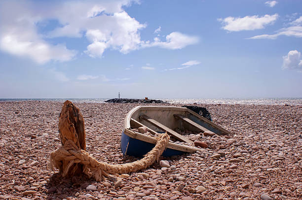 vecchia barca sulla spiaggia - sidmouth devon foto e immagini stock