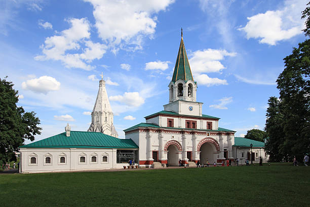 portões da entrada, e a igreja da ascensão na kolomenskoye - kolomenskoye - fotografias e filmes do acervo