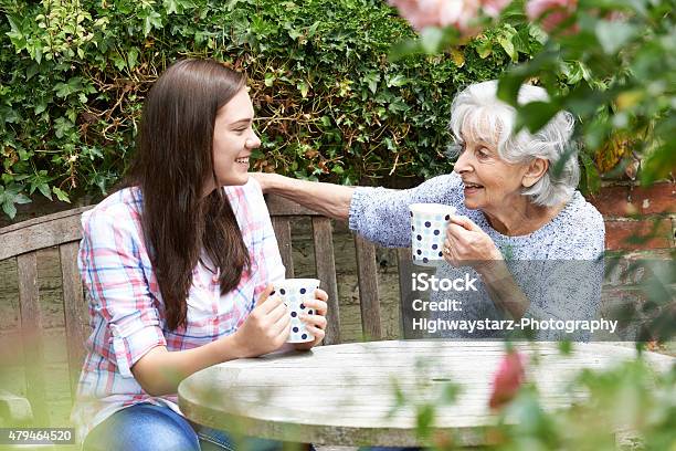 Teenager Entspannend Mit Großmutter Enkelin Im Garten Stockfoto und mehr Bilder von Teenager-Alter