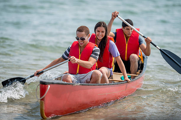 jeunes adolescents sur une excursion en canoë - canoeing people traveling camping couple photos et images de collection