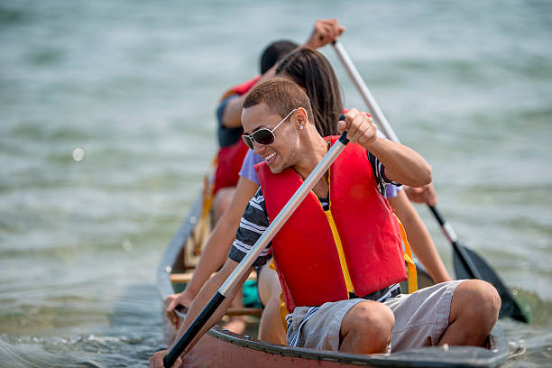 giovani adolescenti su una gita in canoa - canoeing people traveling camping couple foto e immagini stock