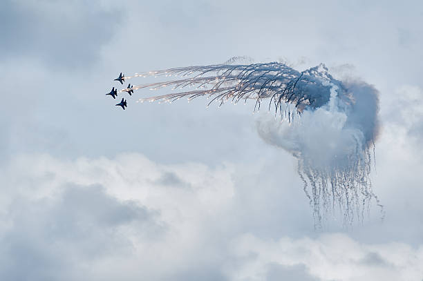 aereo militare combattenti su - 27 - flying air vehicle performance airshow foto e immagini stock