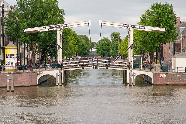 象徴的なシーンからのアムステルダムの運河を表示 - vertical lift bridge ストックフォトと画像