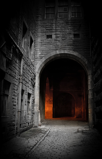 Dark courtyard (Edinburgh, Scotland).