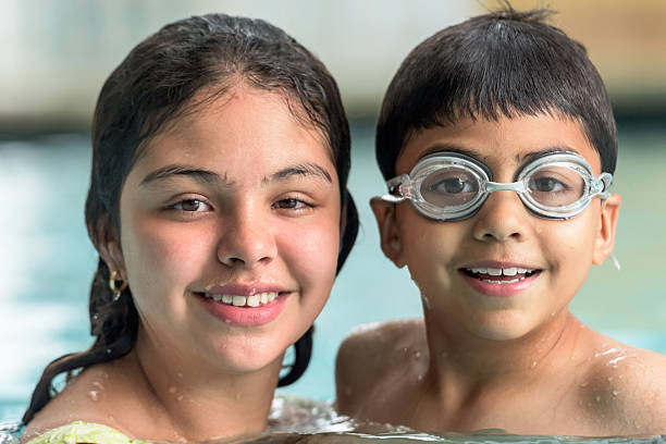 hispanic niños natación - early teens child swimming pool swimming fotografías e imágenes de stock