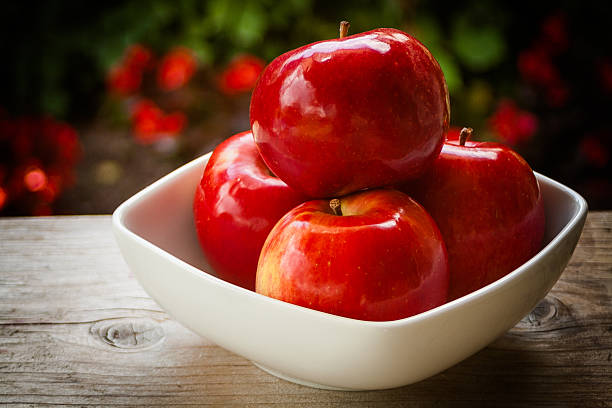 pommes rouge brillant - spartan apple photos et images de collection