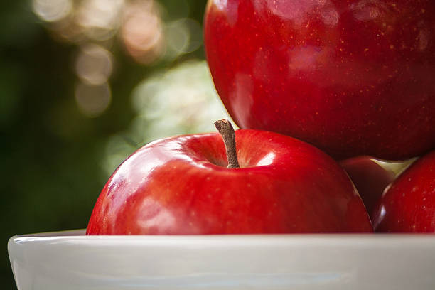 pommes rouge brillant - spartan apple photos et images de collection