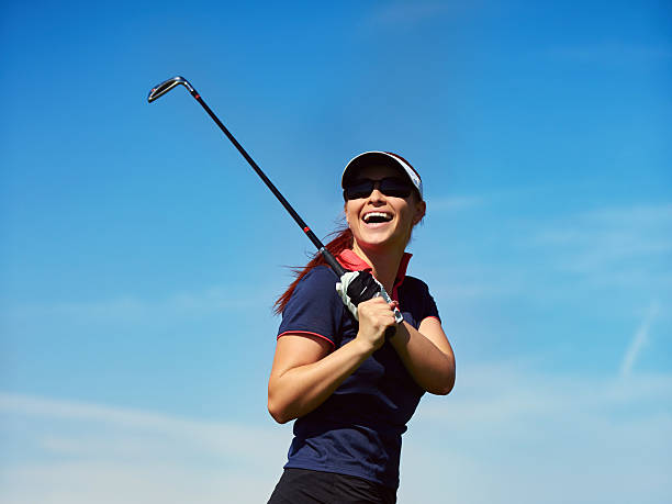 alors, heureux en jouant au golf - golf golf swing putting cheerful photos et images de collection