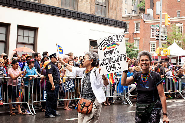 뉴욕시행 (게이) 프라이드 퍼레이드 2015 - homosexual gay man pride greenwich village 뉴스 사진 이미지