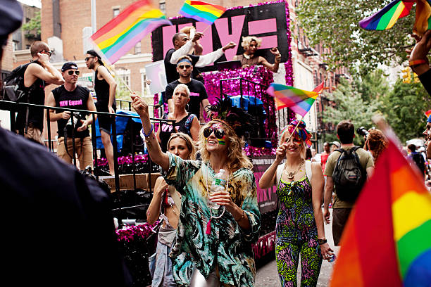 la ville de new york à la gay pride parade 2015 - homosexual gay man pride greenwich village photos et images de collection