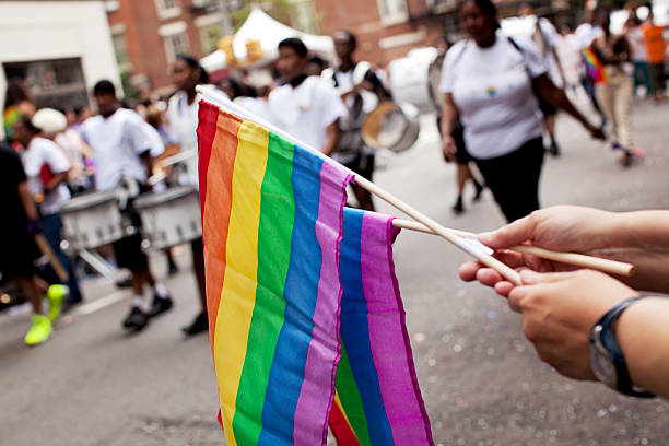 la ville de new york à la gay pride parade 2015 - homosexual gay man pride greenwich village photos et images de collection
