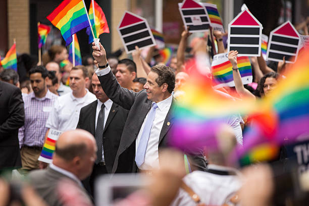 la ville de new york à la gay pride parade 2015 - homosexual gay man pride greenwich village photos et images de collection