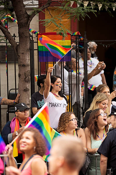 la ville de new york à la gay pride parade 2015 - homosexual gay man pride greenwich village photos et images de collection