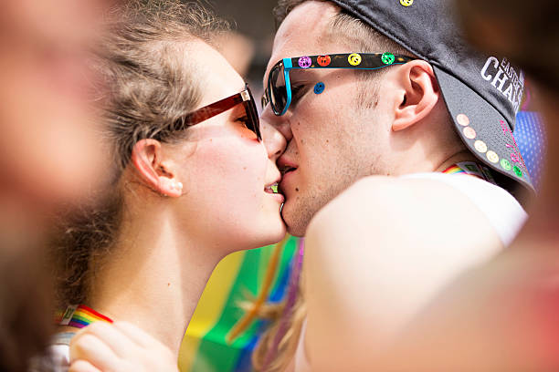 нью-йорк гей-парад 2015 г. - homosexual gay man pride greenwich village стоковые фото и изображения