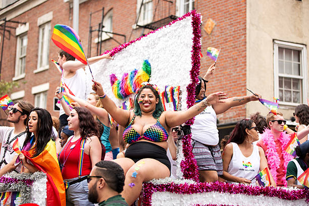 cidade de nova york parada orgulho gay de 2015 - homosexual gay man pride greenwich village - fotografias e filmes do acervo