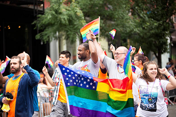 la ville de new york à la gay pride parade 2015 - homosexual gay man pride greenwich village photos et images de collection