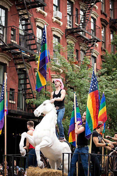 뉴욕시행 (게이) 프라이드 퍼레이드 2015 - homosexual gay man pride greenwich village 뉴스 사진 이미지