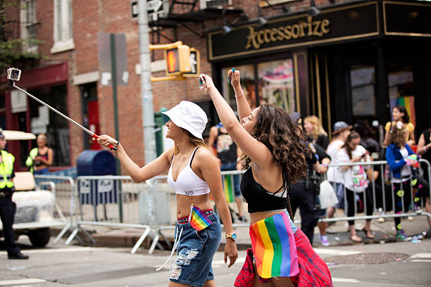 la ville de new york à la gay pride parade 2015 - homosexual gay man pride greenwich village photos et images de collection