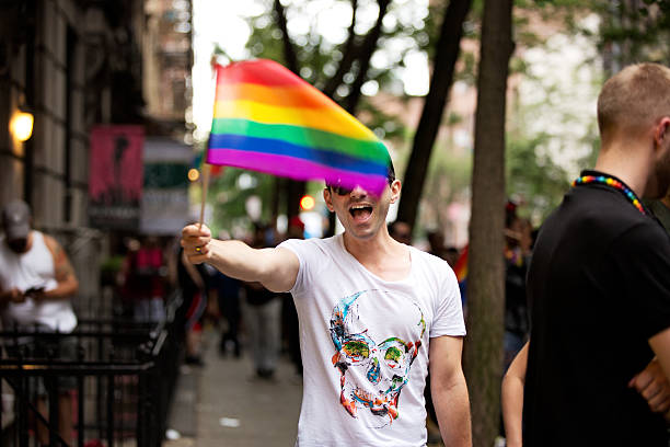 cidade de nova york parada orgulho gay de 2015 - homosexual gay man pride greenwich village - fotografias e filmes do acervo