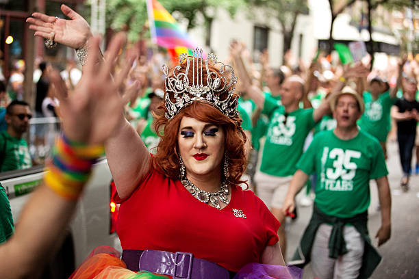 la ville de new york à la gay pride parade 2015 - homosexual gay man pride greenwich village photos et images de collection