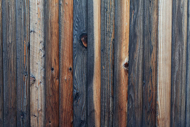 Zniszczony przez warunki atmosferyczne, szorstki teksturowanej ogrodzenie drewniane – zdjęcie