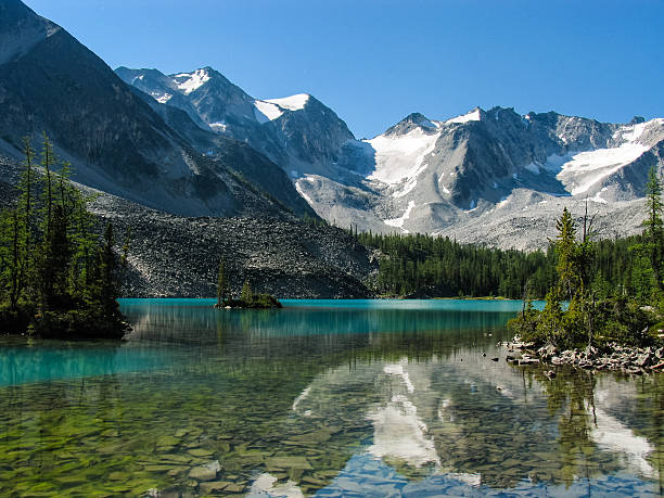 Lago alpino - foto de acervo