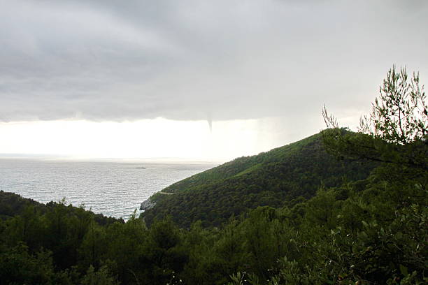 waterspout - cumuliform photos et images de collection