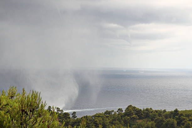 waterspout - cumuliform - fotografias e filmes do acervo