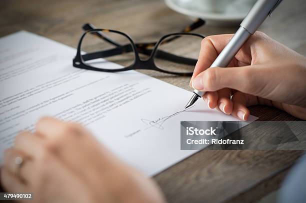 Foto de Assinar Um Formulário e mais fotos de stock de Contrato - Contrato, Assinar, Acordo