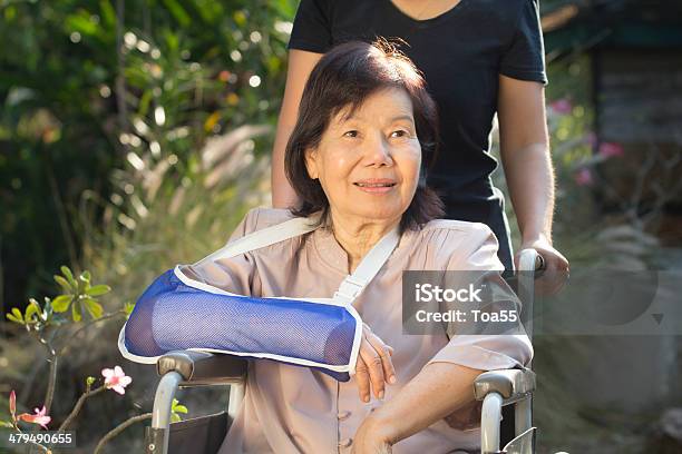 Ältere Asiatische Frau Mit Gebrochenen Handgelenk Für Rollstuhlfahrer Stockfoto und mehr Bilder von Alter Erwachsener