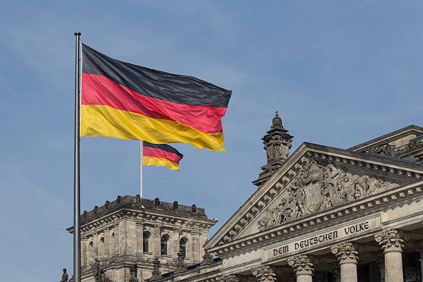 bandera alemana sobre parliametn edificio (reichstag), berlín, alemania - berlin germany the reichstag german culture contemporary fotografías e imágenes de stock