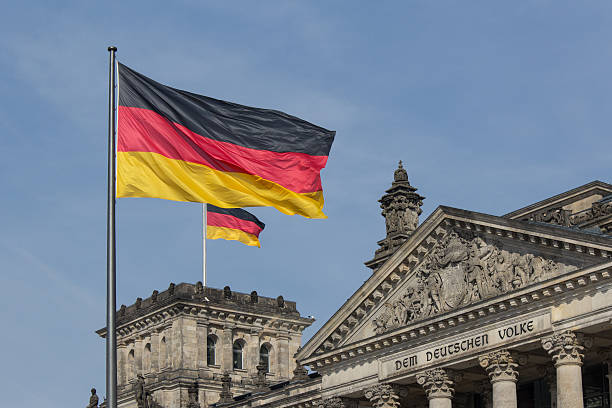 flaga niemiec na parliametn budynku (reichstagu w berlinie, niemcy), - berlin germany the reichstag german culture contemporary zdjęcia i obrazy z banku zdjęć