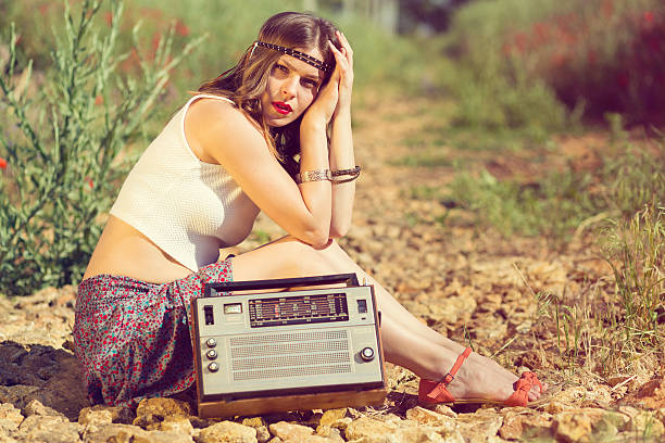 piękna dziewczyna na drodze - red poppies audio zdjęcia i obrazy z banku zdjęć