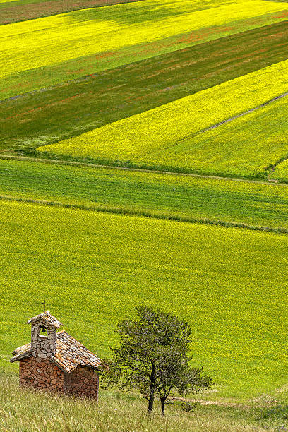 castelluccio di norcia (italie) et chapelle du terrain - natural landmark outdoors vertical saturated color photos et images de collection