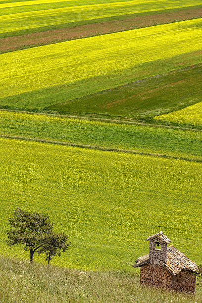 castelluccio di norcia (włochy), kaplica z pola - natural landmark outdoors vertical saturated color zdjęcia i obrazy z banku zdjęć