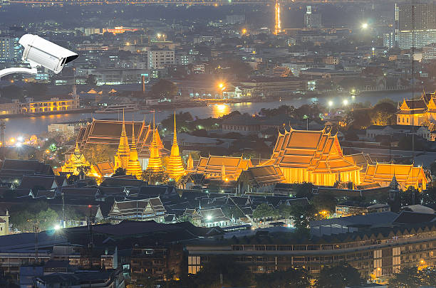 cámara de seguridad detecta famosa atracción. en bangkok - grand palace audio fotografías e imágenes de stock